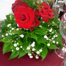 Рози, вино и любов - сватбена декорация в бяло и бордо